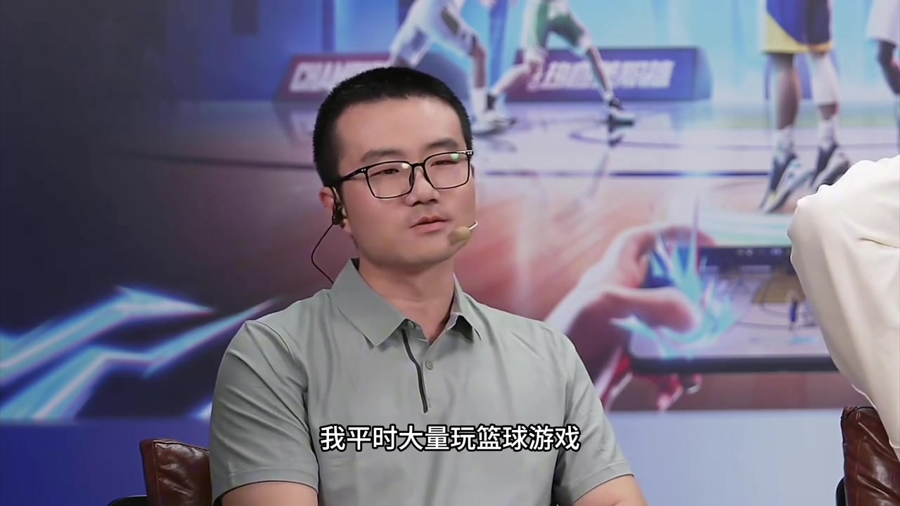 郭艾伦调侃静雨上次晃倒你那个镜头比博尔特百米冲刺还标准